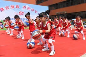 国产二游《白银之城》内测引热议 竟能被美腿boss一直踩